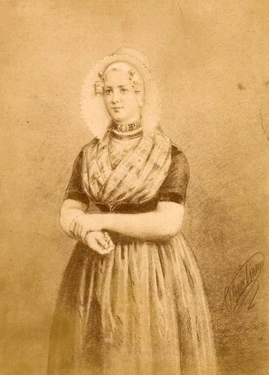 Vrouw in klederdracht (foto van schilderij van Otto Eerelman, uit album)